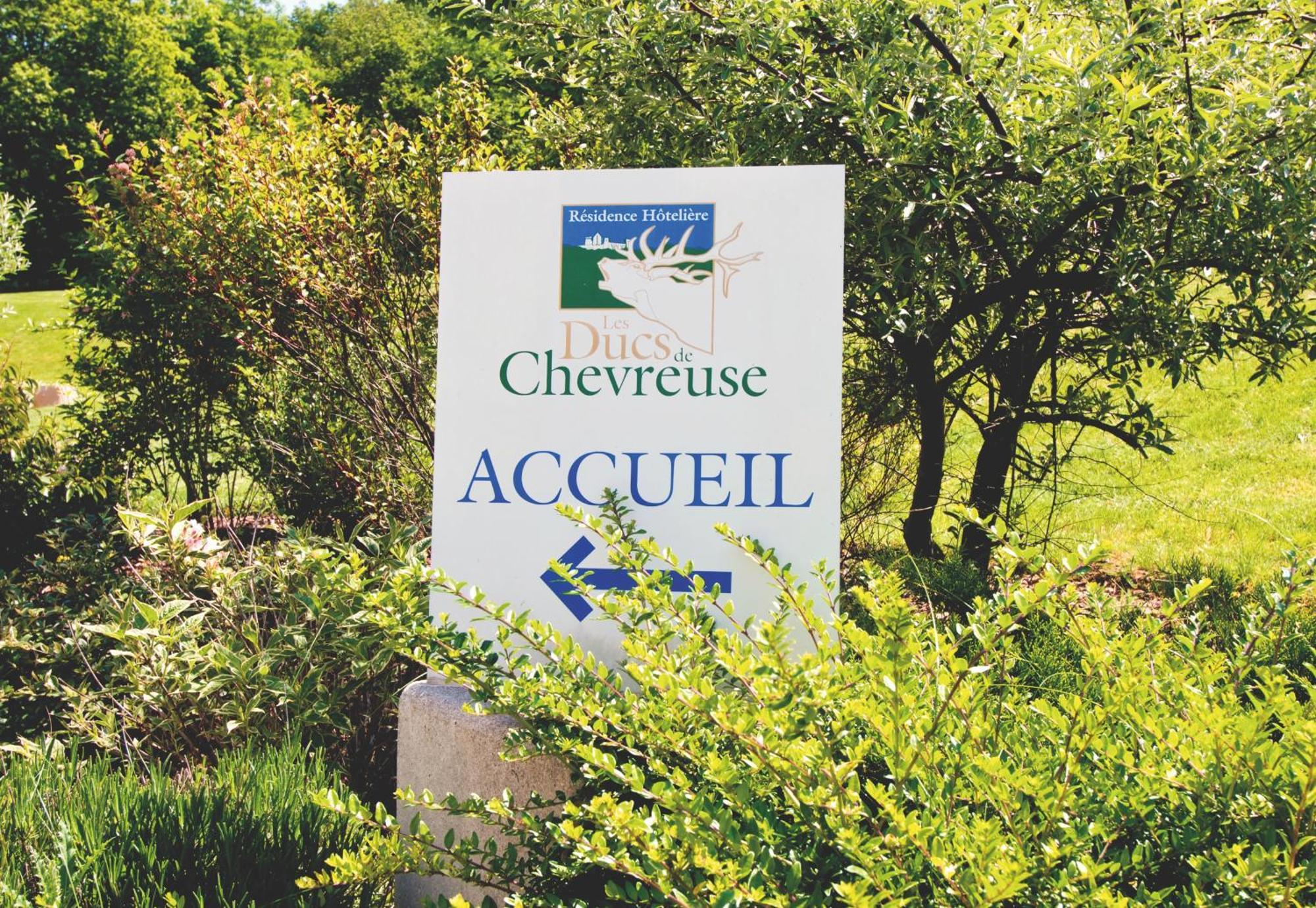 Residence Hotel Les Ducs De Chevreuse Avec Hebergement, Repas & Pdj, Seminaire, Bureau & Parking Εξωτερικό φωτογραφία