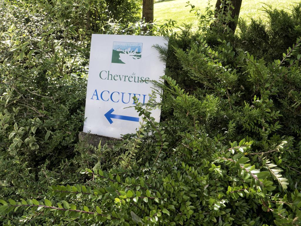 Residence Hotel Les Ducs De Chevreuse Avec Hebergement, Repas & Pdj, Seminaire, Bureau & Parking Εξωτερικό φωτογραφία